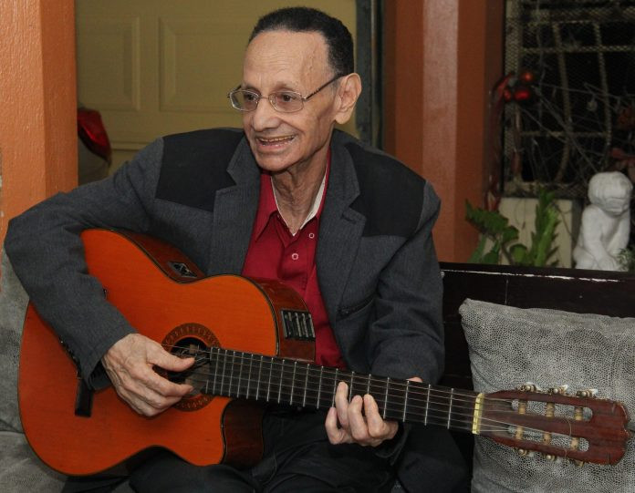 LUIS SEGURA guitarra scaled 1 large