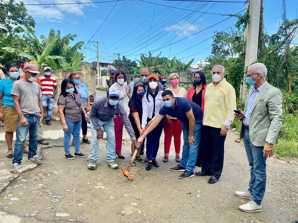 Ayuntamiento de Santiago inició 11 obras importantes en últimos 30 días La vice alcaldesa Leonela Massiel Espinal en primer picazo Corona Plaza large