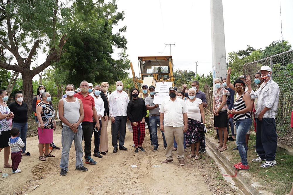 Ayuntamiento Santiago inicia asfaltado en la comunidad La Islita en la Herradura La vicealcaldesa junto a los comunitarios de La Islita large