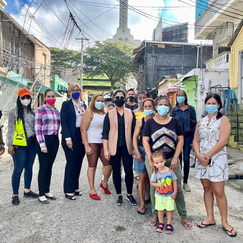 La vicealcaldesa junto comunitarios de la zona large