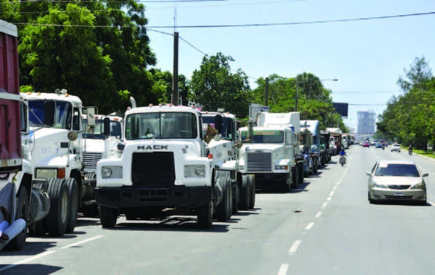 Los vehículos pesados de Fenatrado fueron estacionados en las principales avenidas del Distrito Nacional