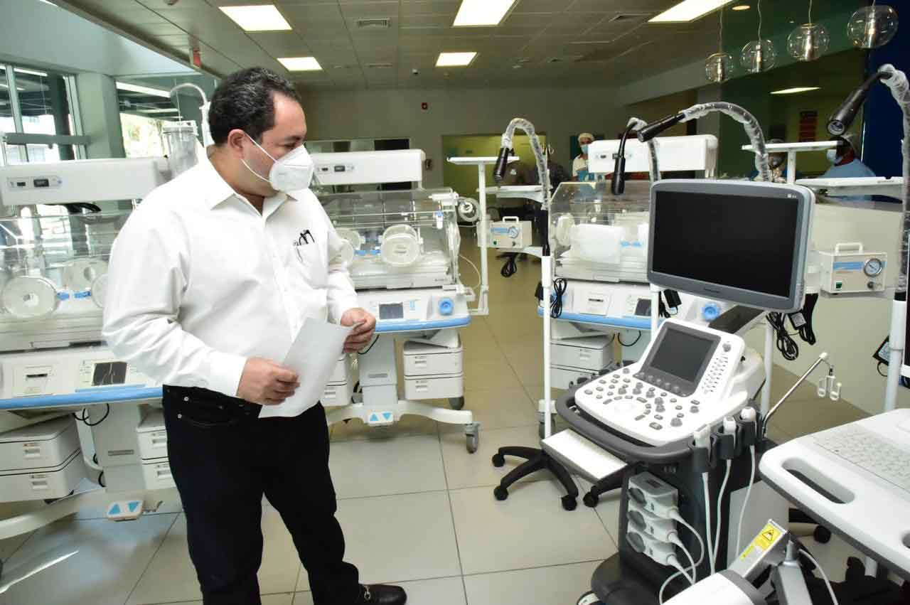 Mario Lama entrega equipos hospitales