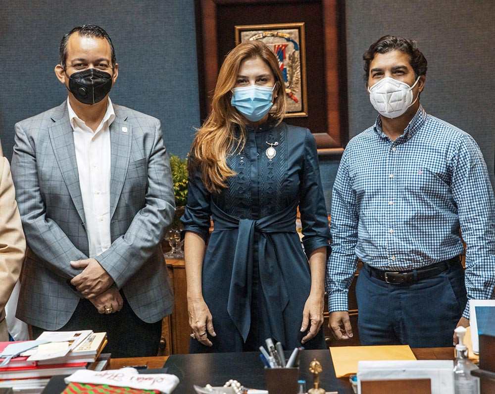 Mayobanex Suazo Carolina Mejia y Nelson Camilo large