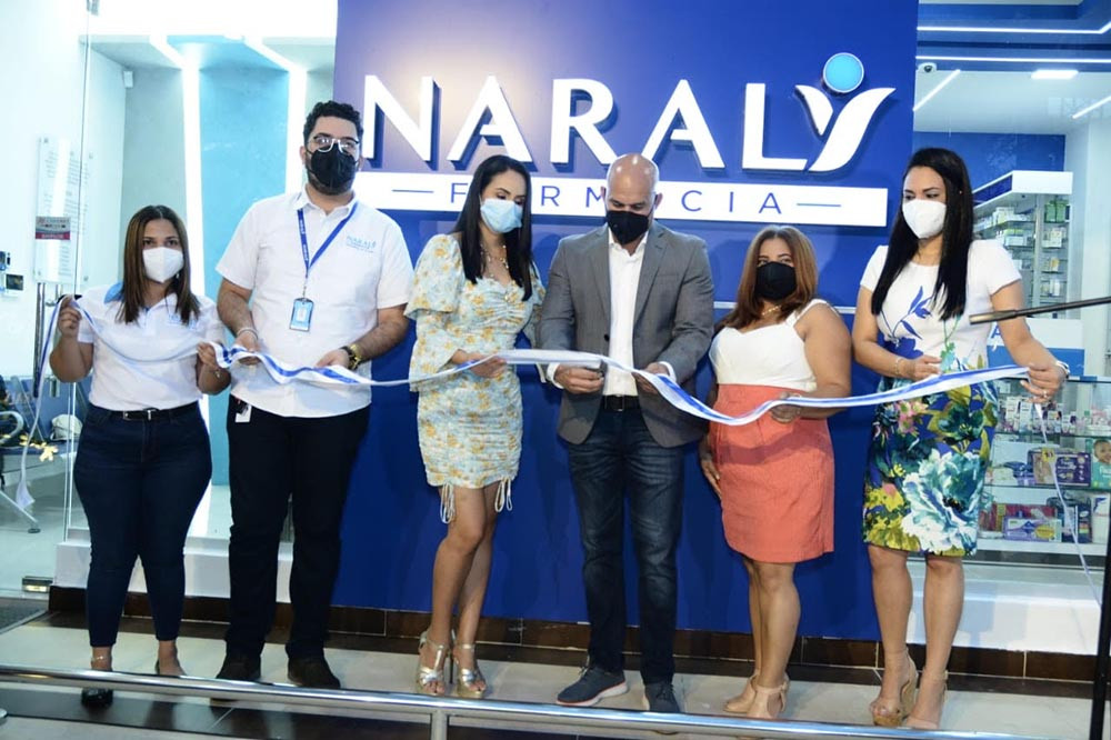 Momento del corte de cinta. large