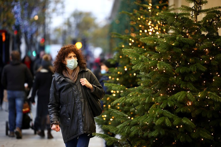 OMS recomienda mascarillas para las reuniones de Navidad large