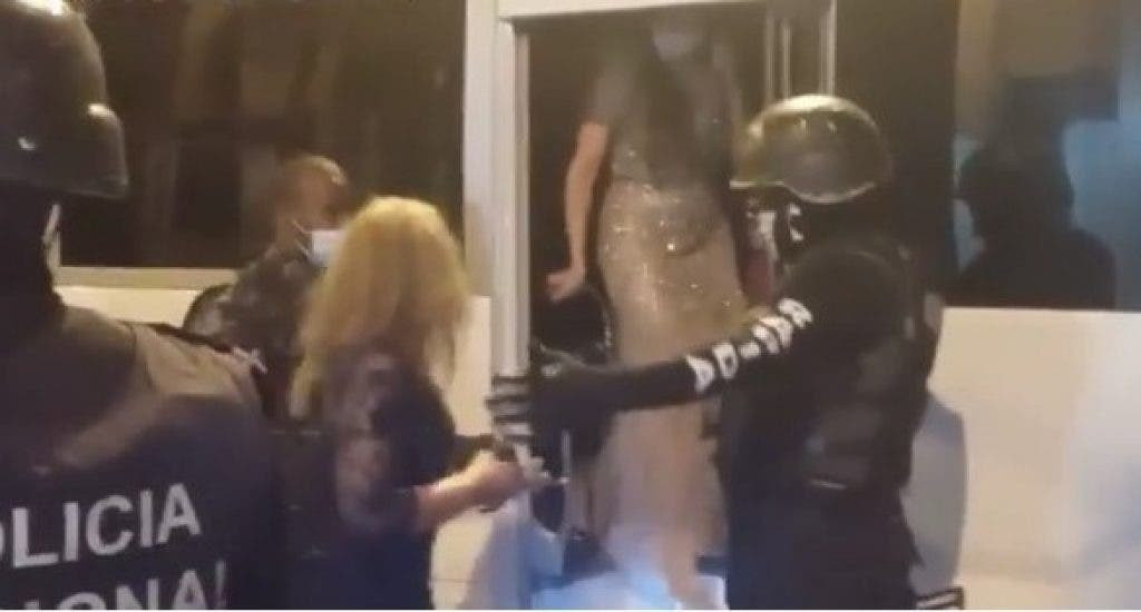 La Policía desbarata boda en La Vega y se lleva a los invitados detenidos Policía desbarata boda en La Vega large
