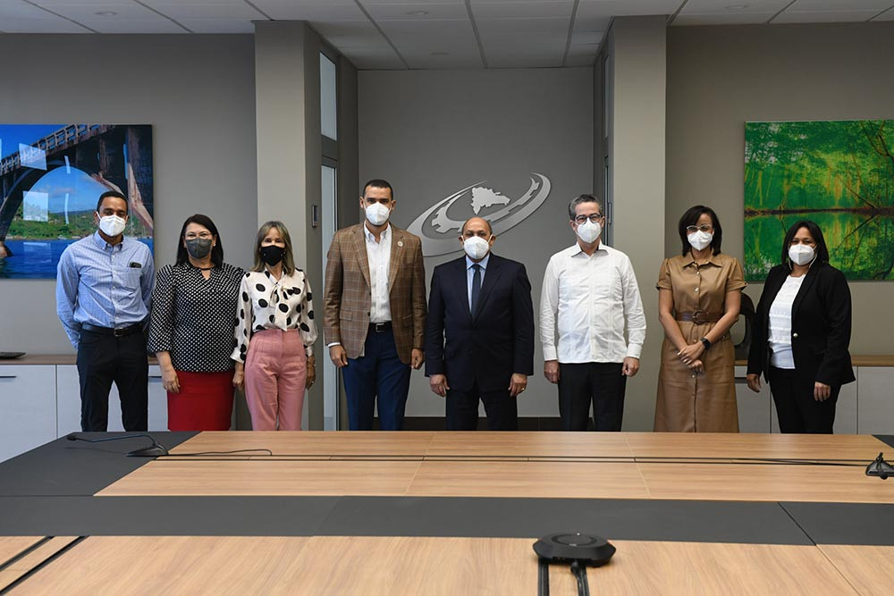 Rafael Santos Badía director general del INFOTEP junto a miembros de ADOZONA y el Clúster Logístico large
