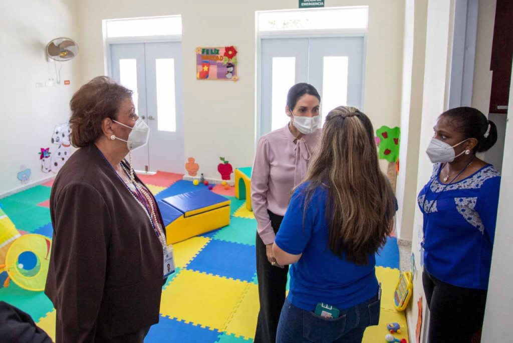 Raquel Arbaje de Abinader visita Caipi La Unión en Los Alcarrizos large