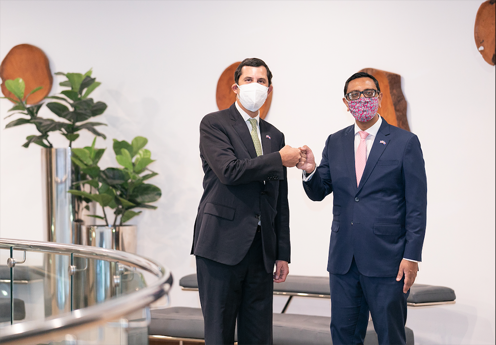 Roberto Herrera gerente pais de InterEnergy en Republica Dominicana y el Sr. Mockbul Ali embajador de Reino Unido e Irlanda del Norte large