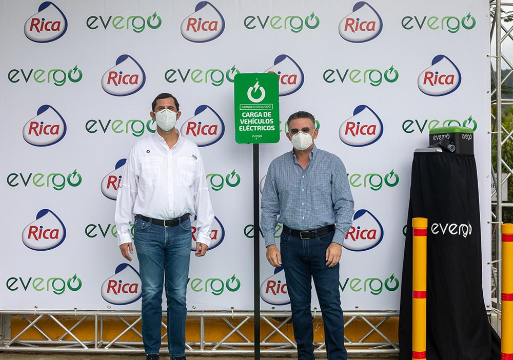 Evergo y Grupo Rica impulsan la movilidad eléctrica en la ruta del Cibao Roberto Herreragerente país de InterEnergy Group y Pedro Guillermo Brache Álvarez presidente ejecutivo de Grupo Rica large