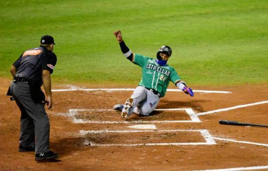 Estrellas blanquean al Escogido y pasan a la semifinal Robinson Cano anota la carrera ganadora large