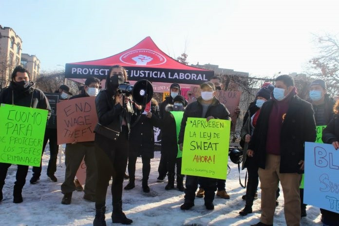 Trabajadores hispanos protestan en NY para exigen salarios robados y aprobar ley SWEAT
