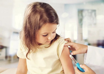 Síntomas que indican que tu hijo tiene una mala reacción a una vacuna (además de fiebre)