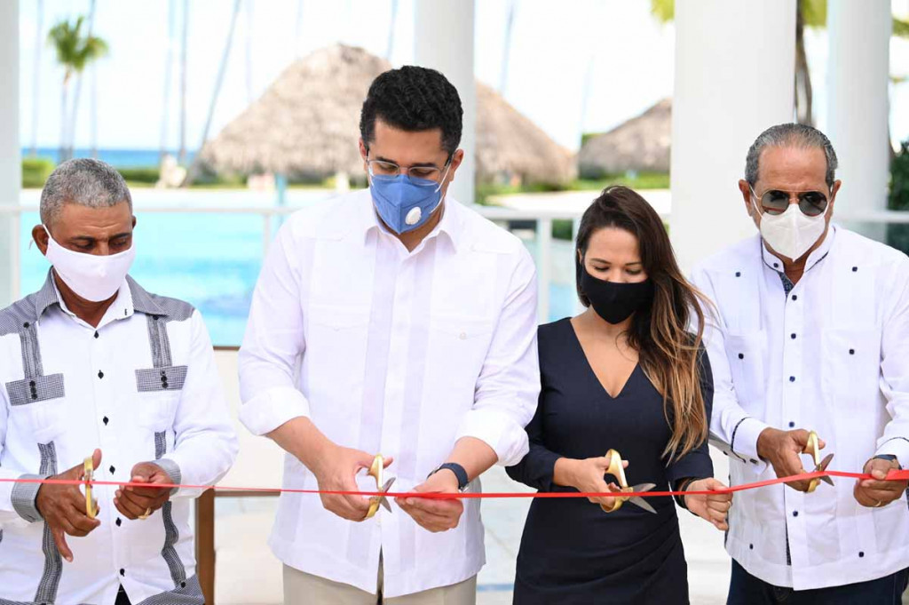 El ministro de Turismo afirma sigue aumento llegada turistas hotel Paradisus Palma Real en Bávaro large