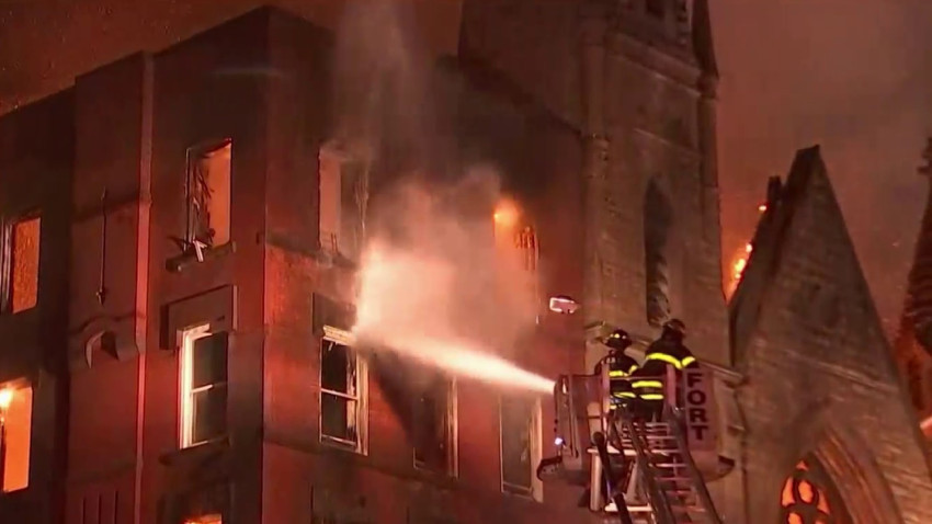 Se incendió una histórica iglesia en Nueva York incendió una histórica iglesia en Nueva York large