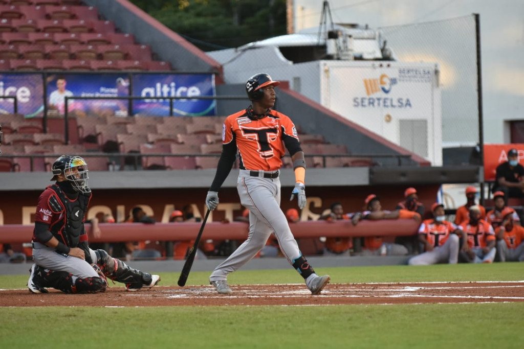Russell lanza en grande guiando a los Toros sobre los Gigantes jesus sanchez large