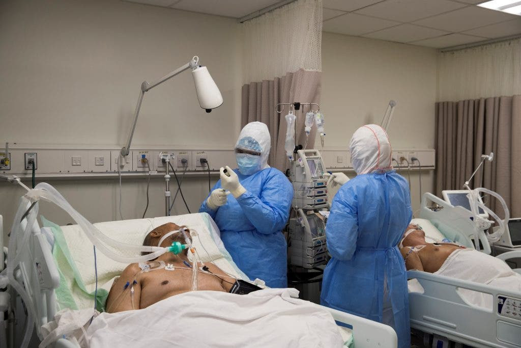 Reportan tres muertos y 492 casos nuevos de COVID-19 en las últimas 24 horas personal medicos atiendes pacientes en cecanot large