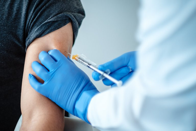 Empleado sanitario de EEUU sufre fuerte reacción alérgica a vacuna de Pfizer vacuna contra el COVID 19 large