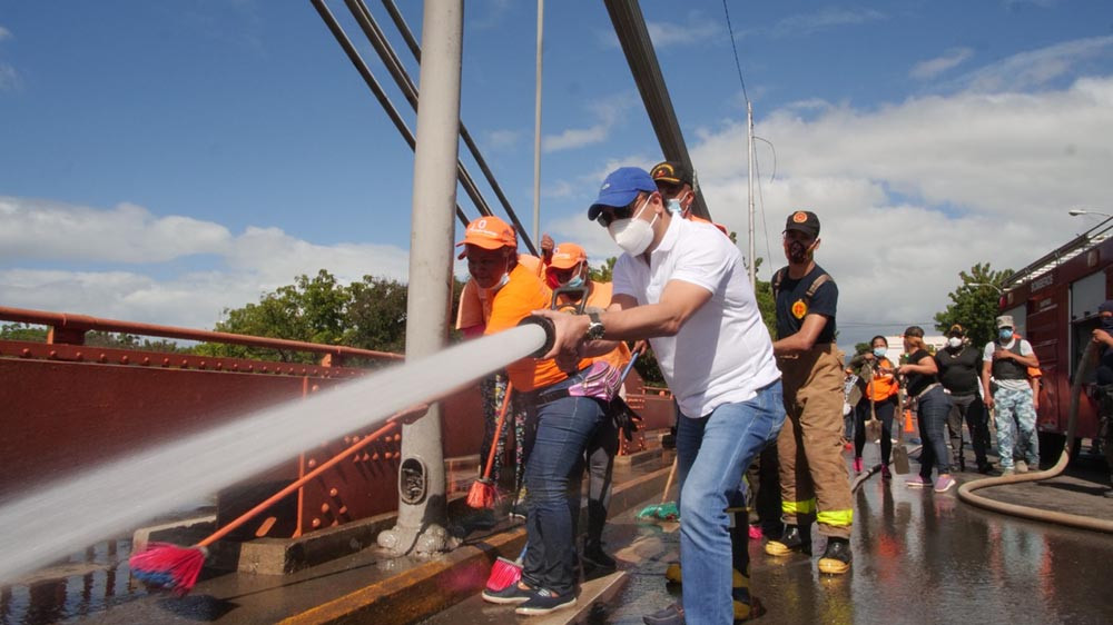 Alcaldía mantiene a Santiago completamente limpio El alcalde Abel Martinez en limpieza puente Hermanos Patino. large