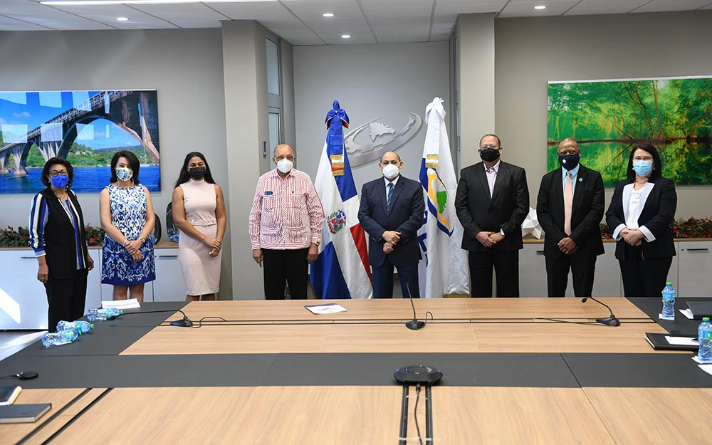 El director general de INFOTEP Rafael Santos Badia junto a Antonio Rodriguez Fania Santana Jose Anibal de Jesus Martha Rodriguez Julian Matos Maira Morla y Maura Co large