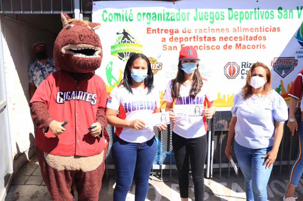 Gigantes del Cibao entregas raciones alimenticias large