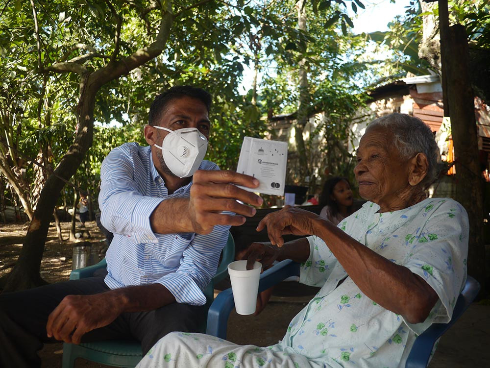 Regidor José Manuel López celebra cumpleaños 121 a doña Natividad Martínez Jose Manuel Lopez large