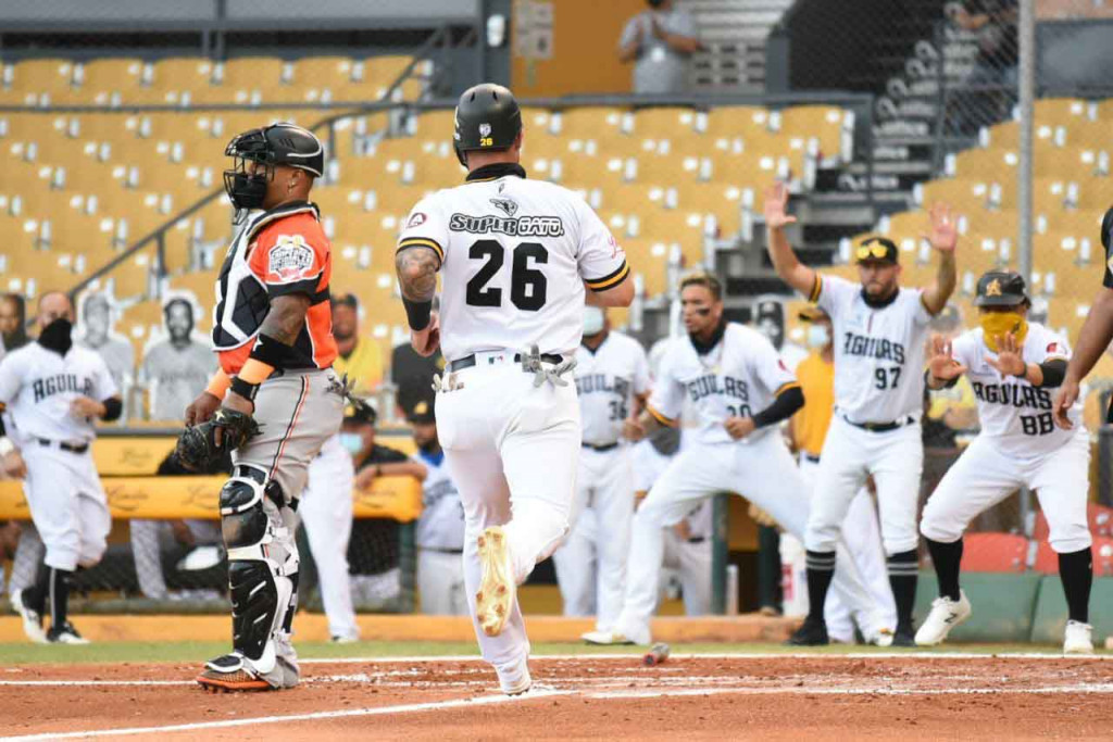 Negrín y Cabrera ayudan Águilas amarrar los Toros Rangel Ravelo large