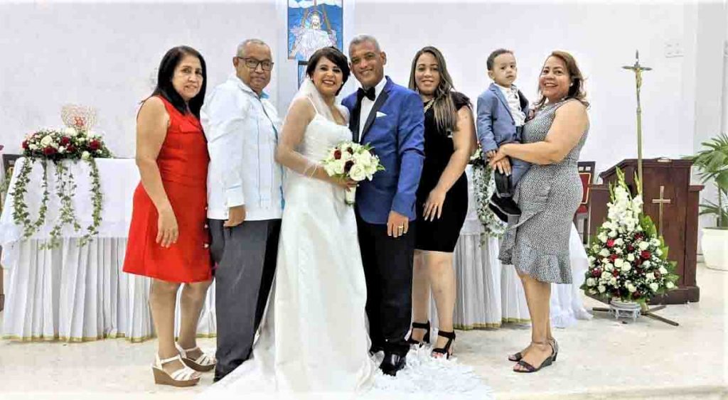 Sanchez Merejo comparte con sus amistades en la celebracion de su boda