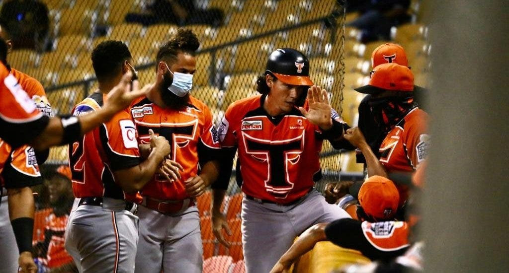 Toros propinan paliza a las Aguilas large