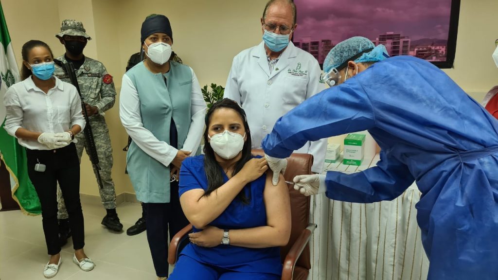 Maria Arias y Robinson Santos vacunan personal Union Medica