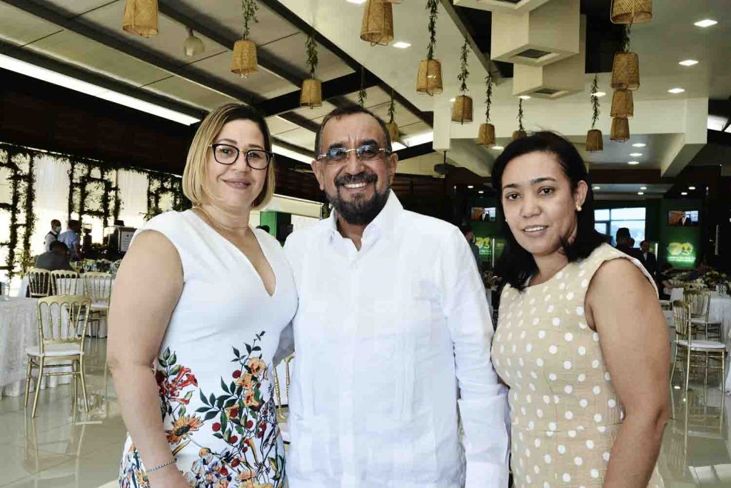 Mercedes Estevez Eddy Peralta y Maria Esther Vargas.