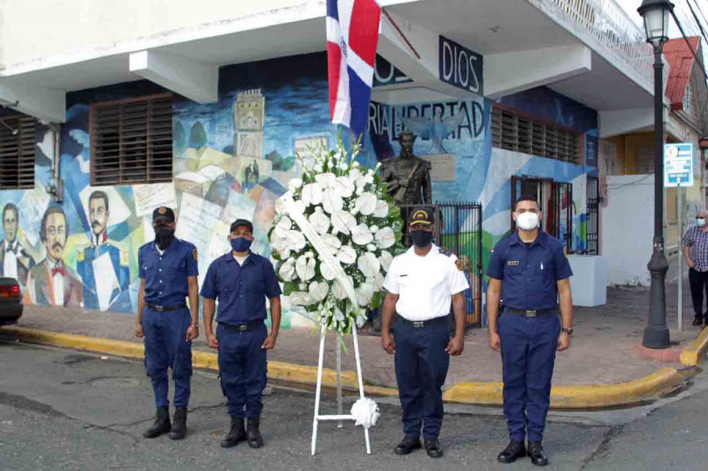 Miembros de la Policia Municipal depositan ofrenda floral