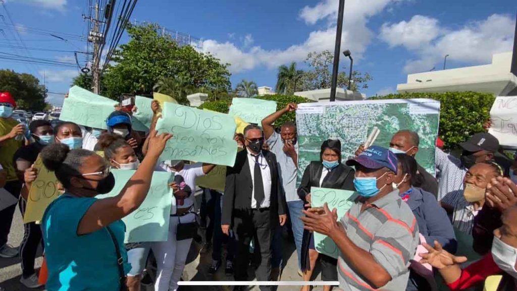 Moradores de La Javilla Cruz Grande de Villa Mella se manifestaron