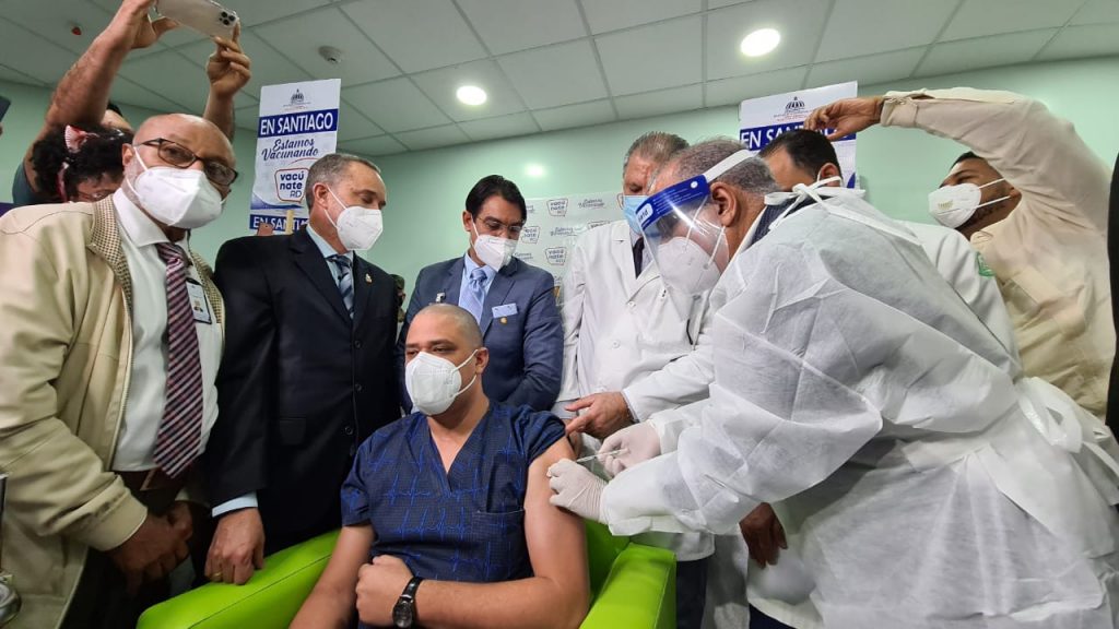 Plutarco Arias encabeza vacunaciones contra el Covid 19 en el hospital Cabral y Baez
