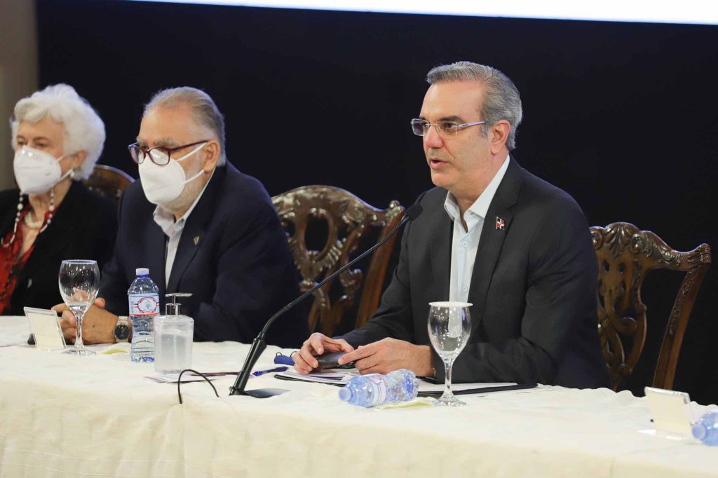 Abinader dice que su Gobierno será garante para el ejercicio de un periodismo ético y transparente  Abinader con periodistas 1