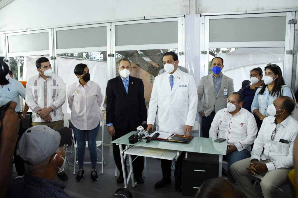 Ministro Rivera supervisa hospitales de Esperanza y Villa Vasquez