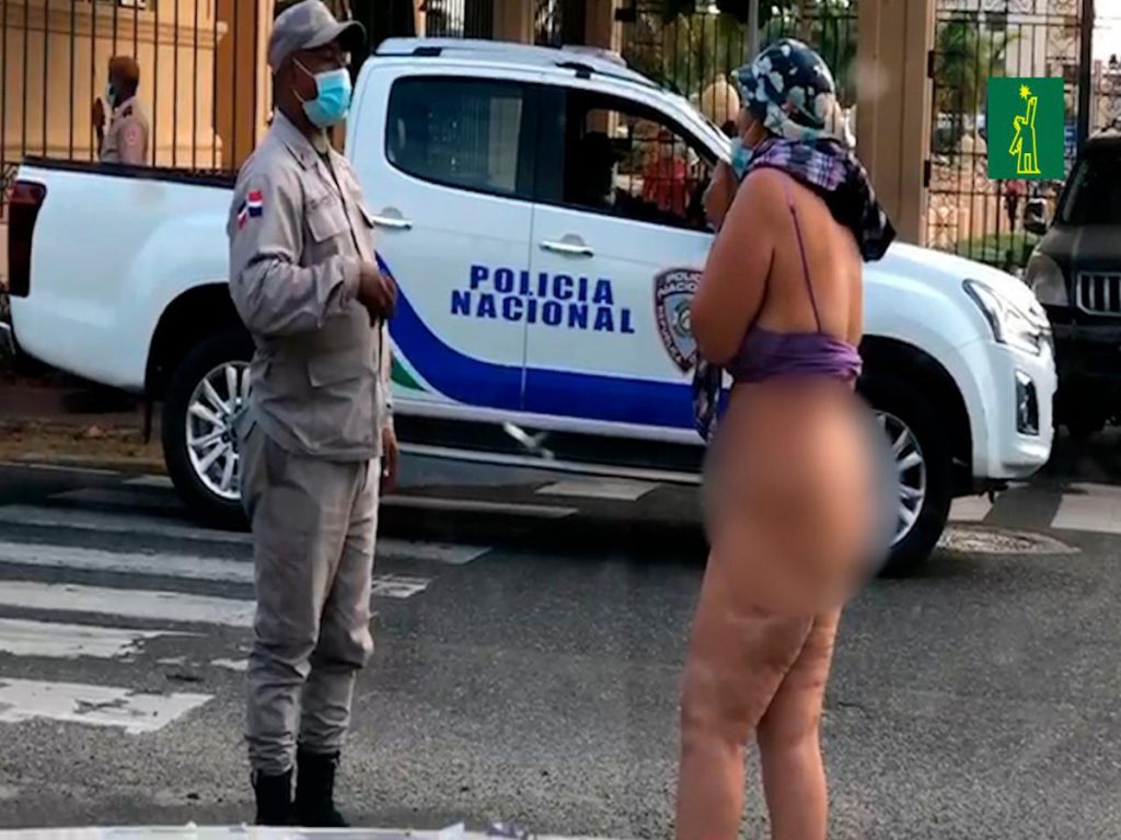 Mujer protesta desnuda frente al Palacio Nacional