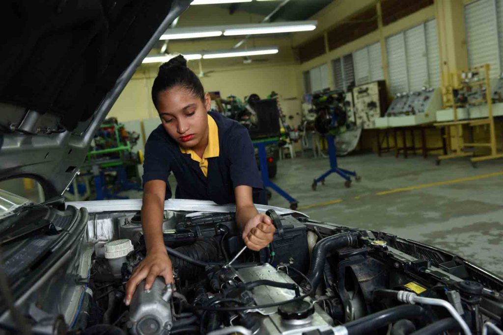 Mujeres se empoderan con la capacitacion Taller de Mecanica