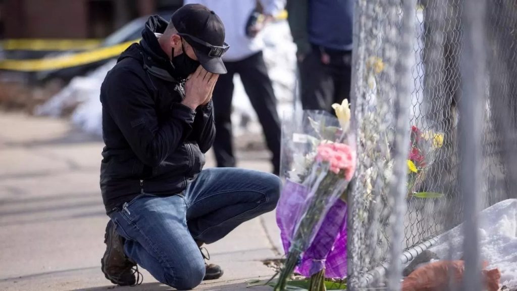 familiares de las victimas deposita un ramo de flores en el lugar del tiroteo