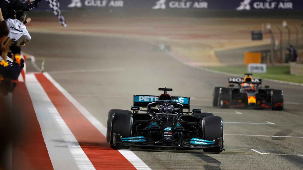¡Polémica! Max Verstappen le gana el duelo a Lewis Hamilton pero la FIA le obliga a dejarse pasar hamilton y Verstappen