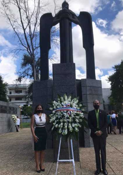 Ysabel Vargas presidenta de la Fundacion Heroes de Constanza Maimon y Estero Hondo y Juan Pablo Uribe presidente de la Comision Permanente de Efemerides Patrias.