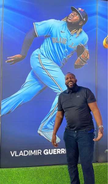 Vladimir Guerrero en el Juego de Estrellas. Detras una foto de su hijo