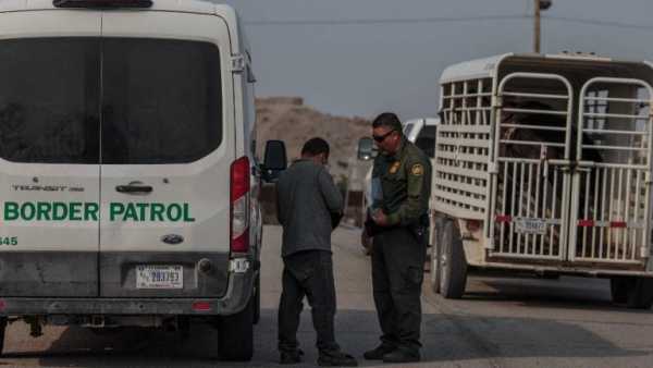Estados Unidos preve enjuiciar a adultos deportados que reingresen