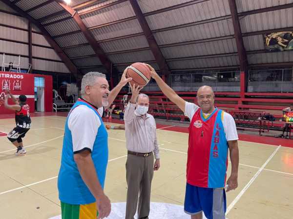 Marcos Cambio entrega uniformes a la Liga Aneja de Baloncesto de Santiago