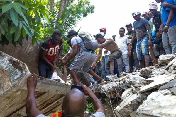 terremoto en Haiti hay mas de 300 muertos