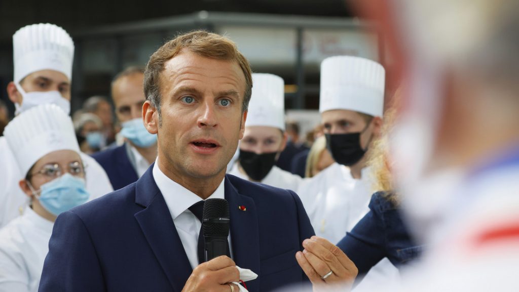 Macron recibe un huevazo durante una visita a una exposicion en Lyon
