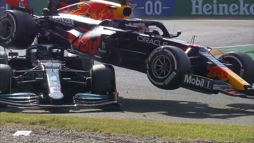 Verstappen montado encima del Mercedes de Hamillton