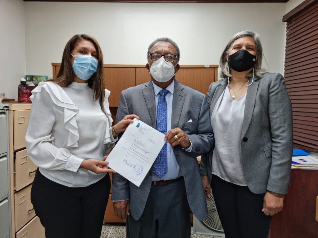 ISFODOSU entrega al MESCYT  600 expedientes de estudiantes que culminaron sus estudios de grado en 2021 Yudelka Ciprian Luis Antonio Jazmin Gonzalez Rosa Kranwinkel