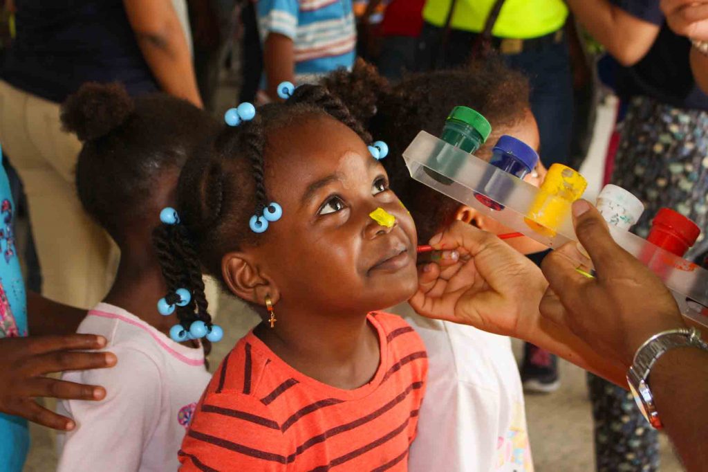ninos dominicanos con acciones de voluntariado social