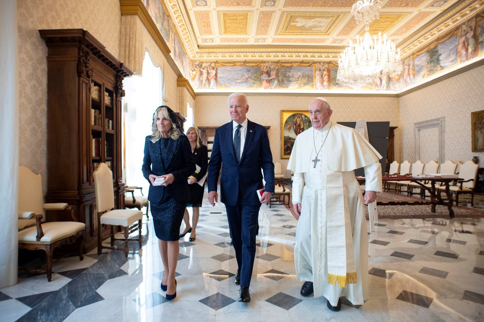 Biden tuvo un extensa charla con el Papa